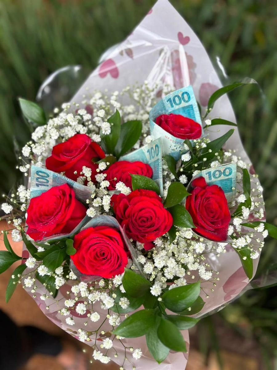 Buquê de rosas com notas de dinheiro