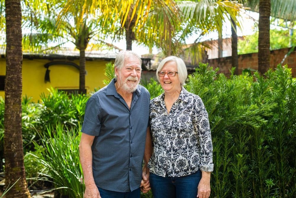 Casal fundador da Floricultura e Viveiro Palmas no jardim do viveiro